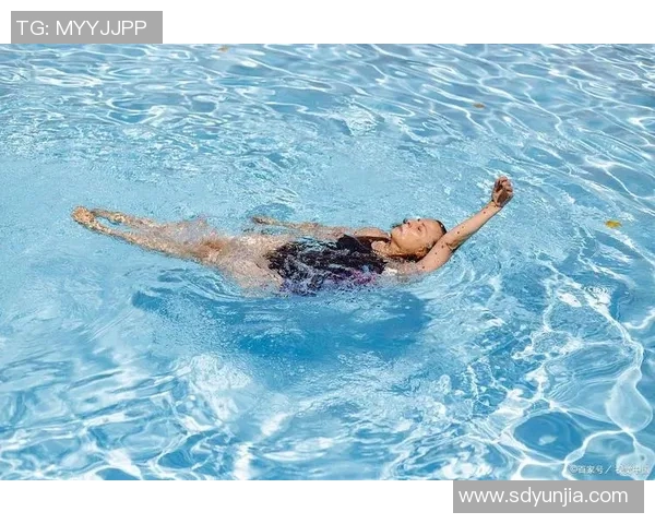 仰泳基本技巧与训练方法解析 让你轻松掌握水上运动中的独特魅力