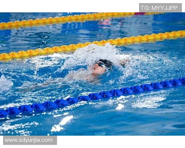 激烈角逐游泳比赛现场直播 全程呈现泳池内外的精彩瞬间